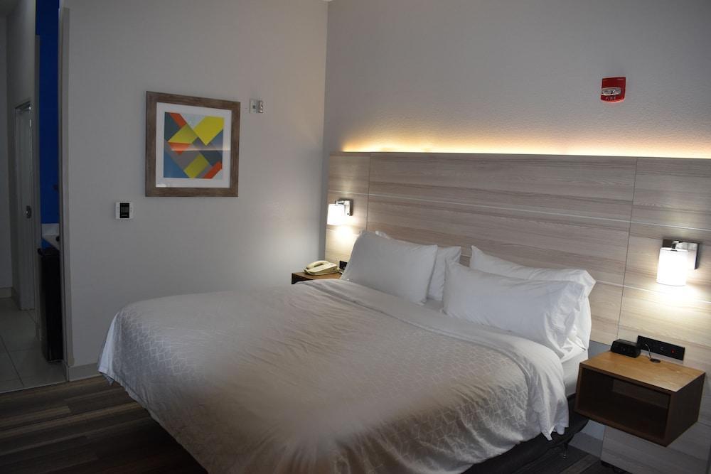 Holiday Inn Express Hotel & Suites Mcpherson By Ihg Exterior foto