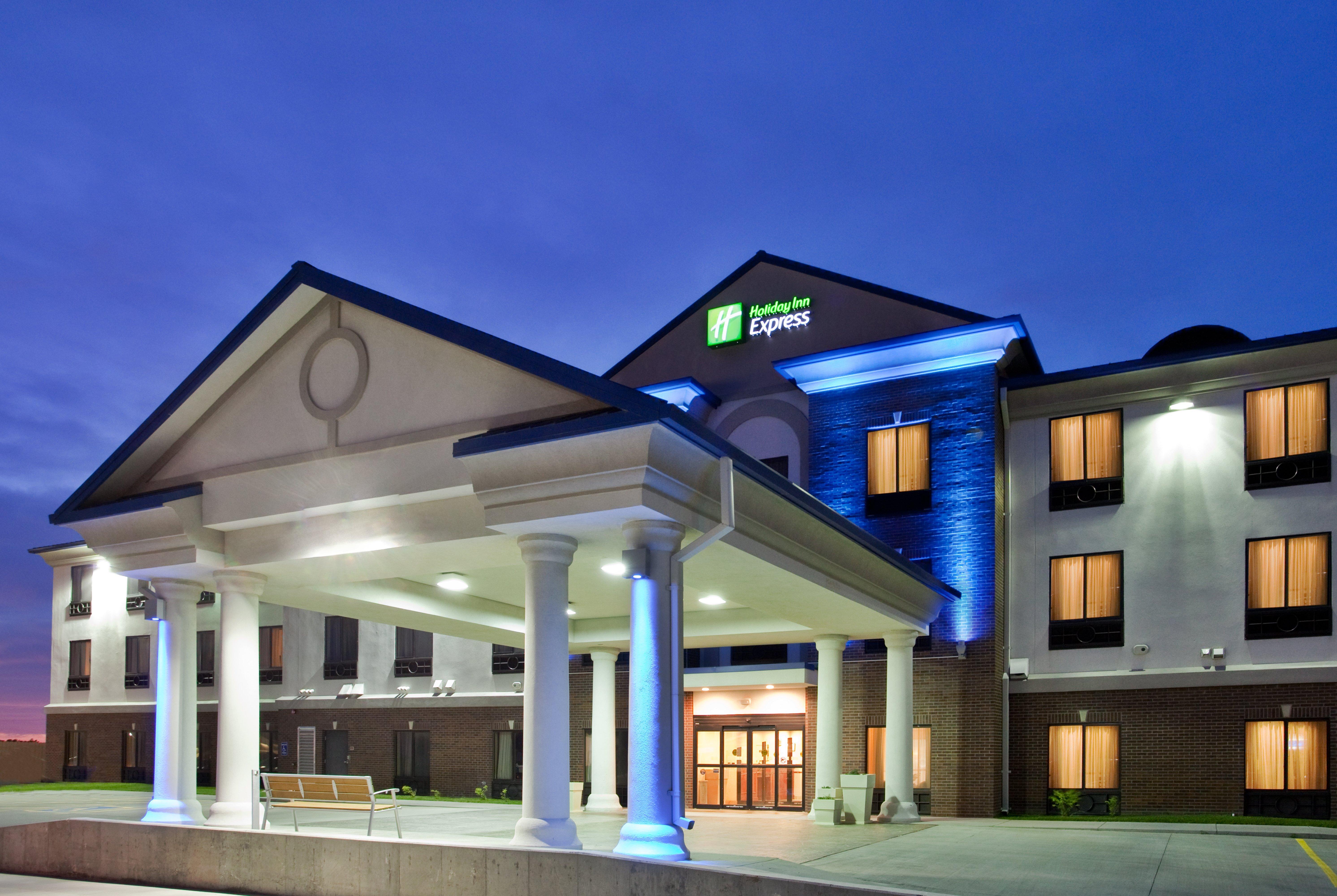 Holiday Inn Express Hotel & Suites Mcpherson By Ihg Exterior foto
