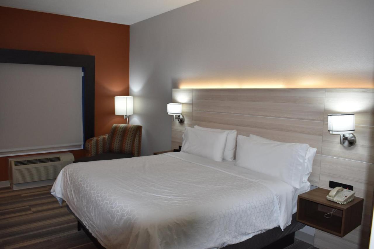 Holiday Inn Express Hotel & Suites Mcpherson By Ihg Exterior foto