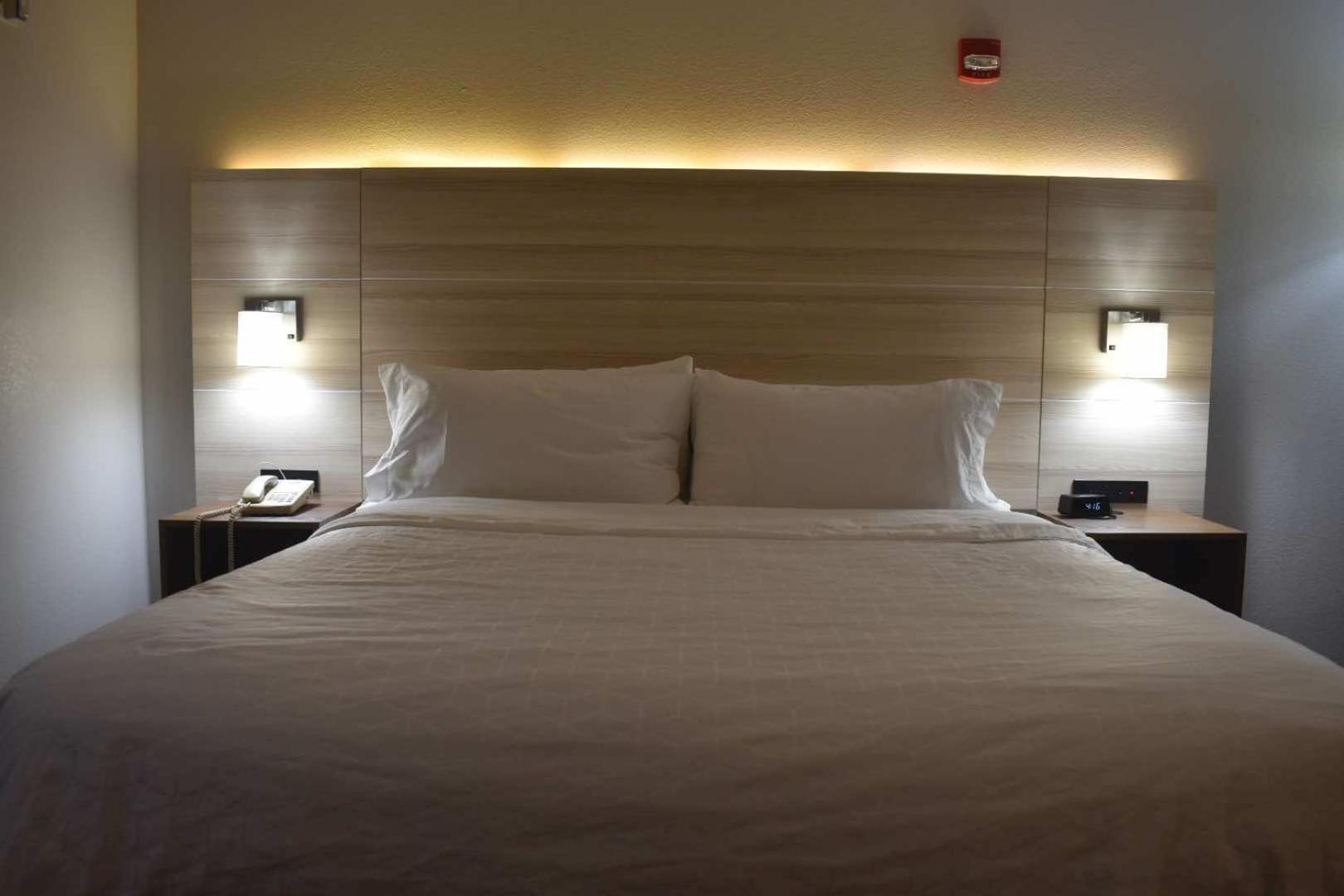 Holiday Inn Express Hotel & Suites Mcpherson By Ihg Exterior foto