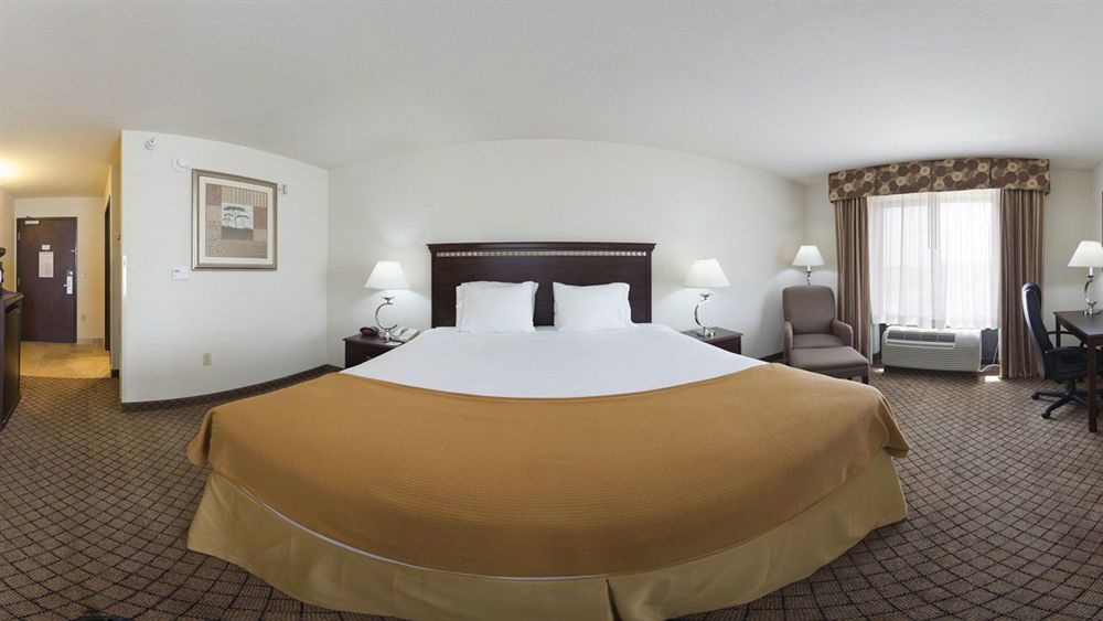 Holiday Inn Express Hotel & Suites Mcpherson By Ihg Exterior foto